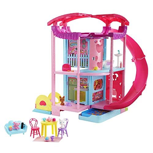 Barbie La Casa dei Giochi di Chelsea - Casa per Bambole Trasformabile - 2 Cuccioli - Oltre 20 Accessori - Alta 50 cm - Regalo per Bambini 3-7 Anni